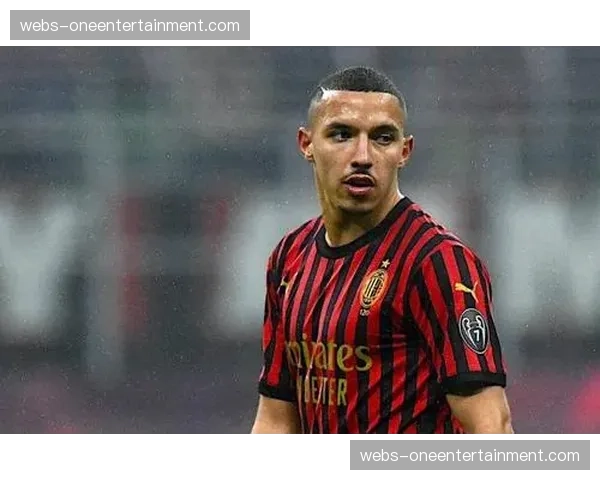 官方：AC米兰与中场核心本纳赛尔完成续约，新合同至2029年